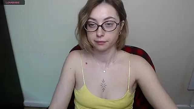 JuliSunny_ from StripChat is Freechat